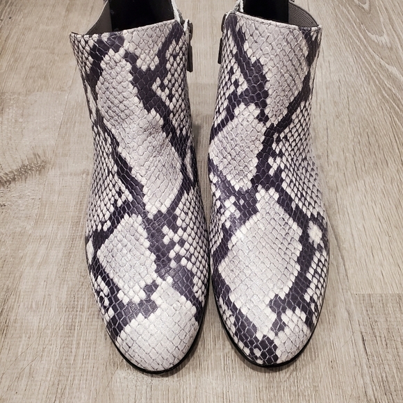 NEW Munro Cate Chelsea Snake Embossed Ankle Boots - Picture 3 of 8